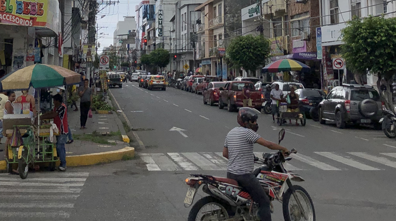 La avenida Bolívar, en Esmeraldas, concentra a locales de diversas actividades; además, está la zona bancaria e institucional. Foto: EL COMERCIO