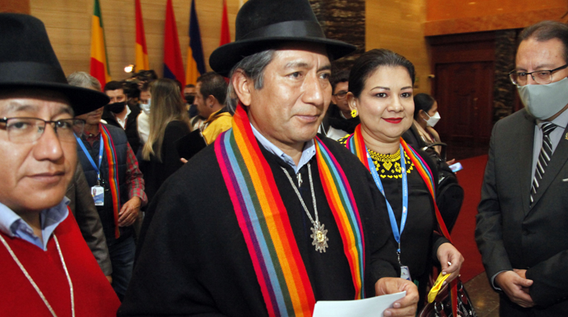 Salvador Quishpe (centro) y otros asambleístas de Pachakutik dieron una rueda de prensa para presentar a sus coordinadores. Foto: Patricio Terán / EL COMERCIO