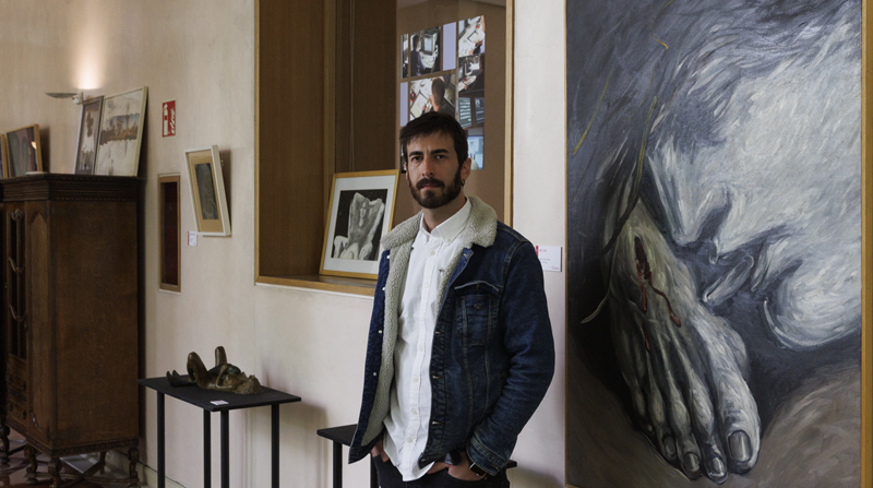 Miguel Aute, hijo del cantautor Luis Eduardo Aute, preparó la exposición de pinturas realizadas por el artista. Foto: EFE