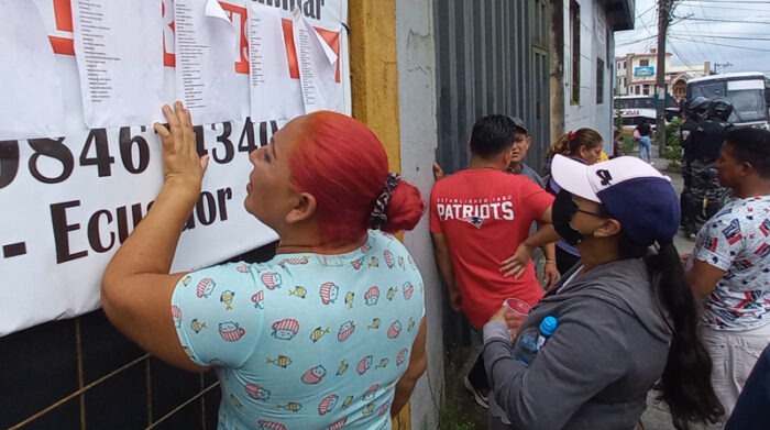 Madres de familia de los detenidos buscan información en un cartel que se ubicó en el CDP de Santo Domingo. Foto: EL COMERCIO