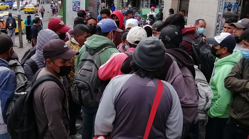 Decenas de personas se agolpan ante la llegada de un interesado en contratar gente los martes en el centro de Ambato. Foto: Modesto Moreta / EL COMERCIO