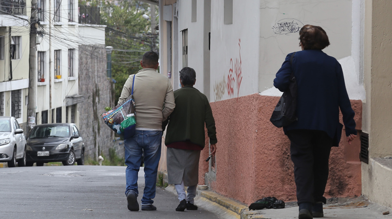En el centro de Quito, en las calles Los Ríos y Chile, hay viviendas que se construyeron sobre la vereda. Allí también funcionan locales comerciales. Foto: Diego Pallero/ EL COMERCIO