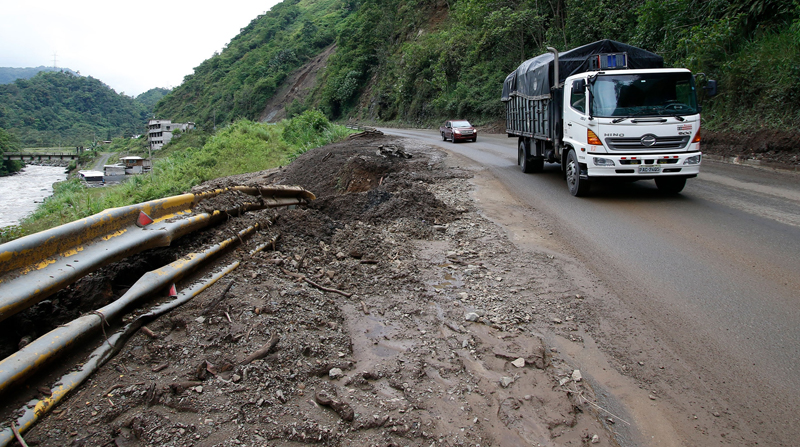Camiones pasan por un tramo dañado, en el kilómetro 38, de la que es considerada la principal carretera que une a la Costa con la Sierra del Ecuador. Foto: Carlos Noriega / EL COMERCIO