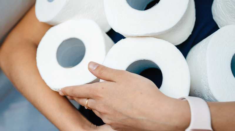 Debido a la disminución de material prima, se espera alza en el precio del papel higiénico, pañuelos desechables y otros artículos. Foto: Freepik.