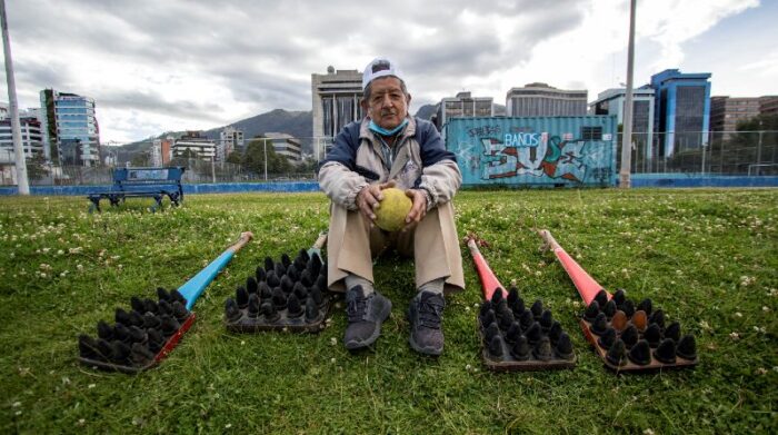 40 personas se reúnen los fines de semana y feriados en el parque La Carolina, en el norte de Quito, para practicar este tradicional deporte. Hacen un llamado a las nuevas generaciones para que esta actividad pueda conservarse. Foto: Carlos Noriega / El Comercio