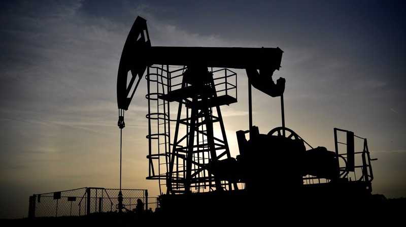 El precio del petróleo intermedio de Texas (WTI) abrió este lunes 9 de mayo de 2022 con una bajada del 2,47 % y se situó en USD 107,05 el barril. Foto: EFE/Zsolt Czegledi