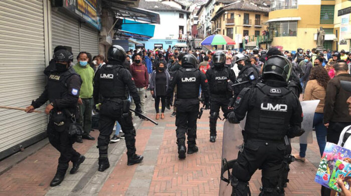 Un enfrentamiento entre policías y comerciantes se registró en el centro de Quito, durante un control del SRI. Foto: EL COMERCIO