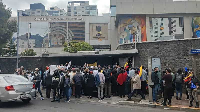 La AMT de Quito informa sobre los cierres viales por las protestas ciudadanas en la capital. Foto: Twitter
