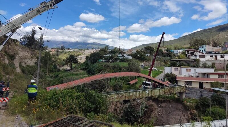 Alrededor de 20 personas, dos grúas, equipos de suelda, entre otros, se utilizaron para realizar remover el puente. Foto: Twitter de @ObrasQuito