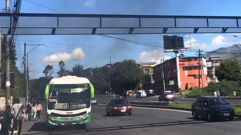 Continúan los trabajos en el puente peatonal en Puengasí, en Quito. Foto: Cortesía AMT Quito