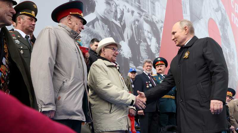 El presidente ruso, Vladimir Putin (d) saluda a un veterano durante el desfile del Día de la Victoria, en la Plaza Roja de Moscú. Foto: EFE