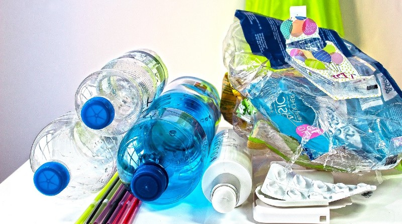 Las botellas de plástico son 100% reciclables y al reciclarlas se puede ganar un ingreso extra. Foto: Pixabay