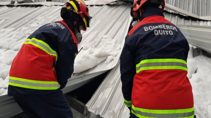 Los Bomberos rescataron a las víctimas debajo del techo colapsado. Foto: Bomberos Quito