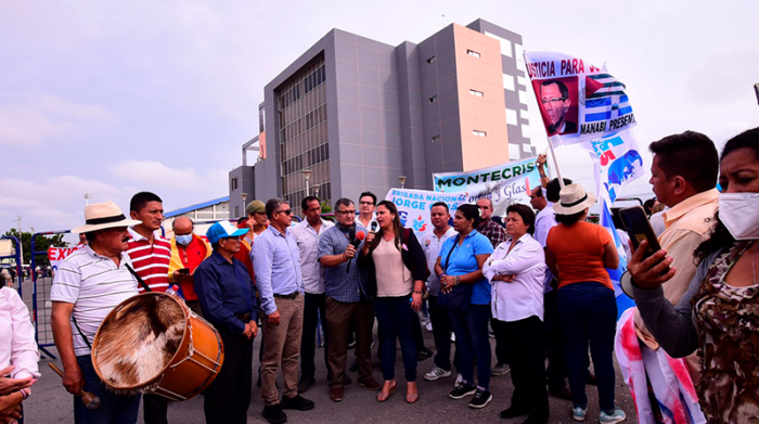 Simpatizantes de Jorge Glas en los exteriores de la judicatura de Santa Elena. Foto: Enrique Pesantes / EL COMERCIO