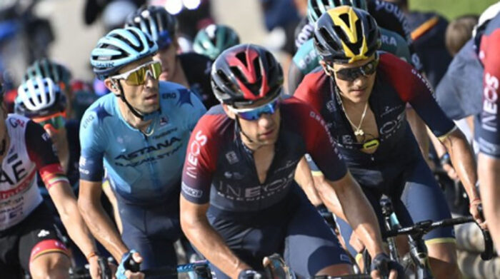 Richard Carapaz (der.) en la etapa 9 del Giro de Italia, el 15 de mayo del 2022. Foto: Twitter @giroditalia
