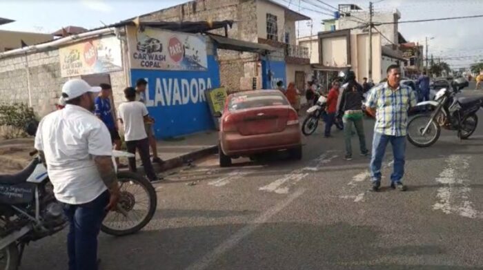 Se registró el robo de un vehículo que terminó en una persecución policial, un siniestro de tránsito y una balacera. Foto: MP Noticias
