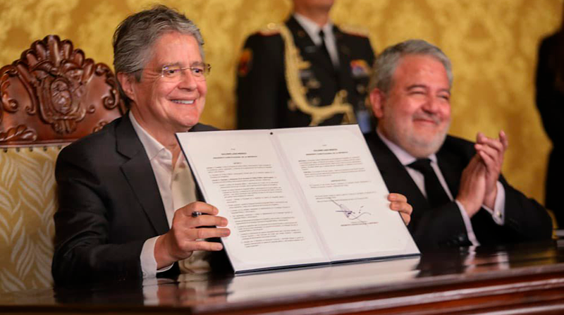 Con la firma del Decreto Ejecutivo 412 el presidente Lasso creó la Secretaría Anticorrupción. Foto: Twitter @LassoGuillermo