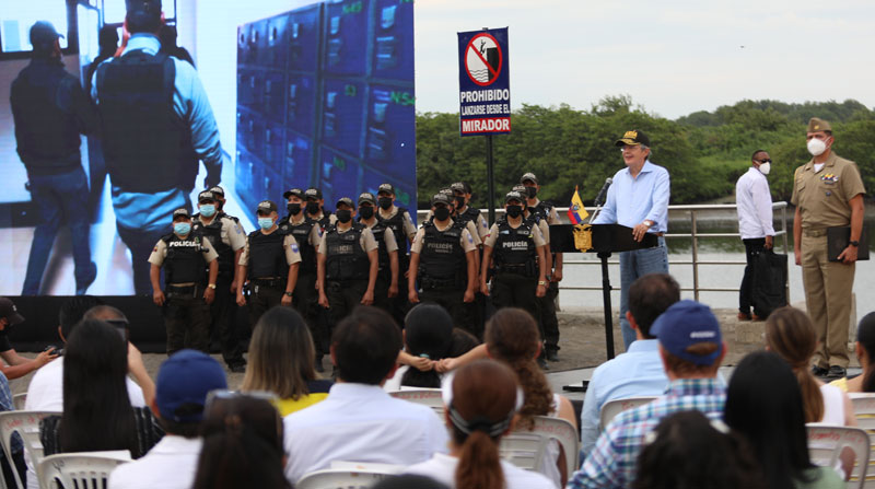 El 8 de abril de 2022, el Presidente Lasso anunció en Guayaquil que hasta el año 2025 se invertirán cerca de USD 1 200 millones y se incorporarán 30 000 efectivos a la Policía Nacional, para enfrentar la inseguridad que azota a esa ciudad. Foto: Flickr Presidencia