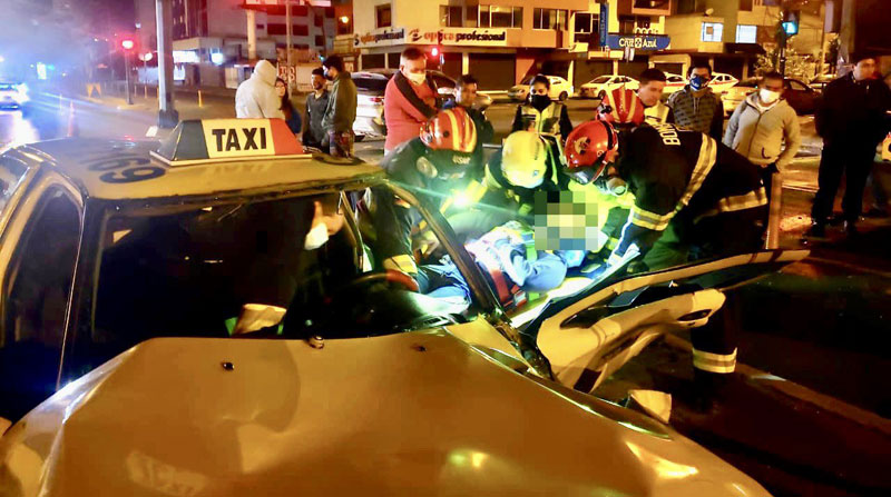 El conductor de un taxi quedó atrapado en el vehículo amarillo, luego del siniestro de tránsito registrado en la av. Gaspar de Villarroel. Foto: Twitter Bomberos Quito