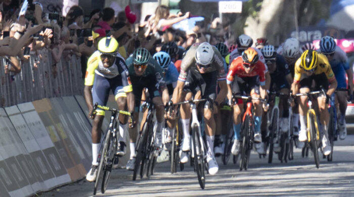 Biniam Girmay (izq.) ganó al esprint el triunfo en la etapa 10 del Giro de Italia. Foto: EFE
