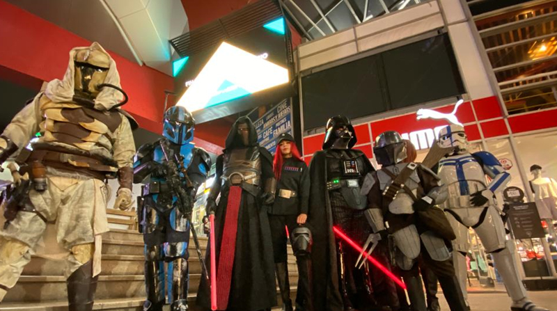 Personas disfrazadas de personajes de la saga de ‘Star Wars’, comparten con el público en la Plaza de las Americas. Foto: Patricio Terán / EL COMERCIO