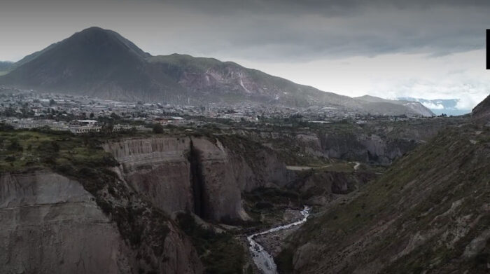 Debido a la erosión, los taludes se resquebrajan y dejan en riesgo a viviendas en zonas residenciales del norte de Quito. Foto: EL COMERCIO