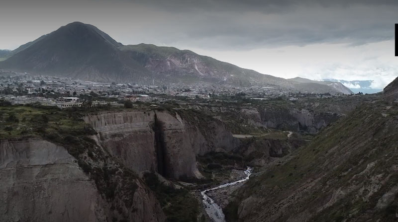 Debido a la erosión, los taludes se resquebrajan y dejan en riesgo a viviendas en zonas residenciales del norte de Quito. Foto: EL COMERCIO