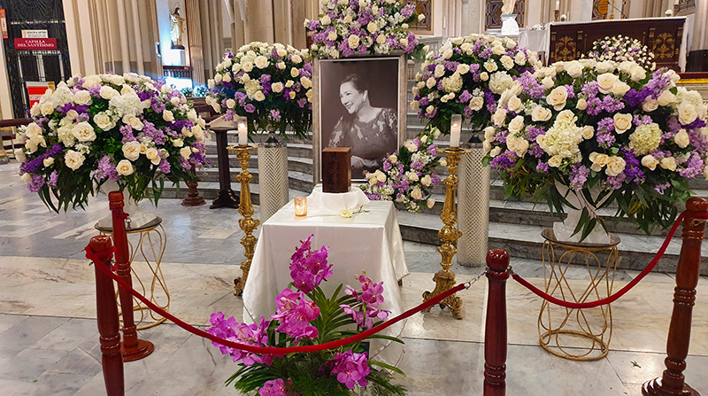 El altar de la Catedral de Guayaquil estaba adornado con flores y una foto de Tinoco. Foto: Twitter @paultutiven