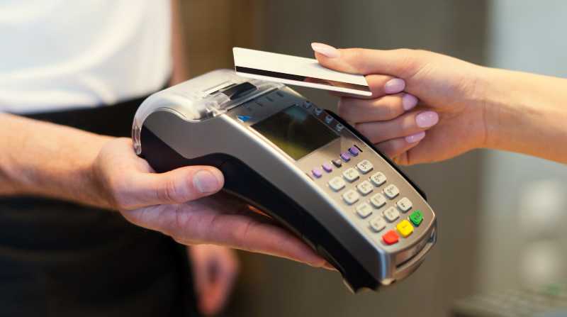 Es aconsejable tener un plan de cómo manejar la deuda de una tarjeta de crédito antes de realizar compras grandes. Foto: Freepik