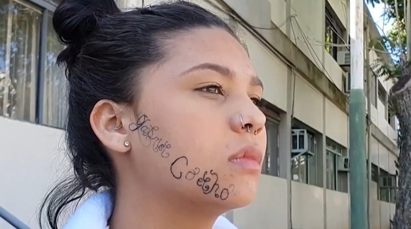 Una joven de 18 años denuncia que su ex pareja le hizo a la fuerza un tatuaje a la cara. Foto: Captura g1 Globo
