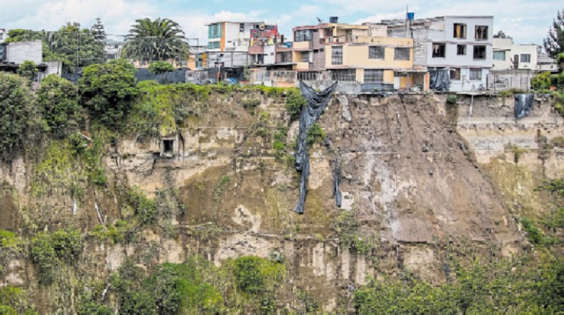 El Municipio de Quito ha ofrecido a los afectados por la erosión del borde de la quebrada de Carretas expropiar sus predios y pagarles USD 6 000 y hasta USD 8 000 por casa. Foto: Carlos Noriega / El Comercio