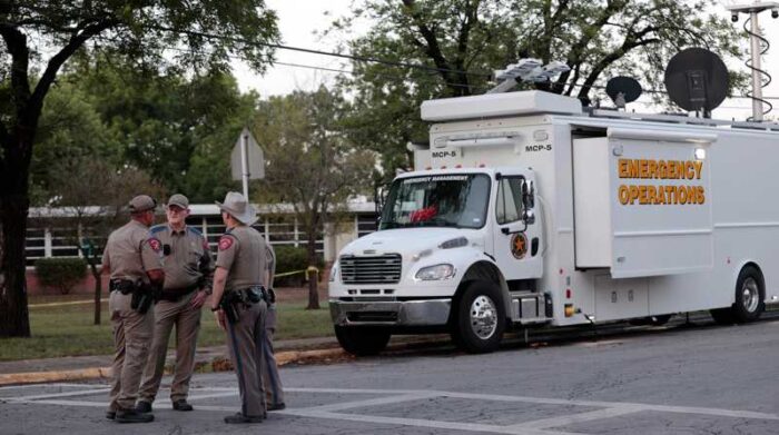 Policía determinó que todos los fallecidos de la masacre de Texas estaban en la misma aula. Foto: EFE/AARON M. SPRECHER