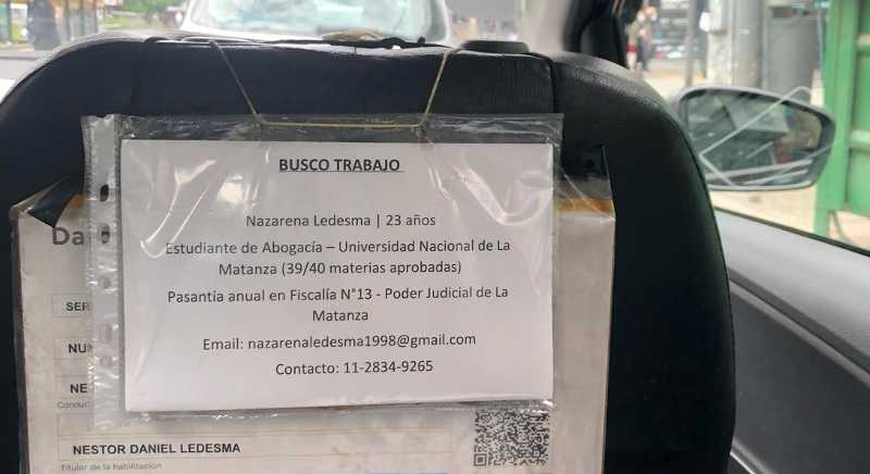 Un papá argentino promocionó el curriculum vitae de su hija en el asiento de su taxi. Foto: Redes sociales