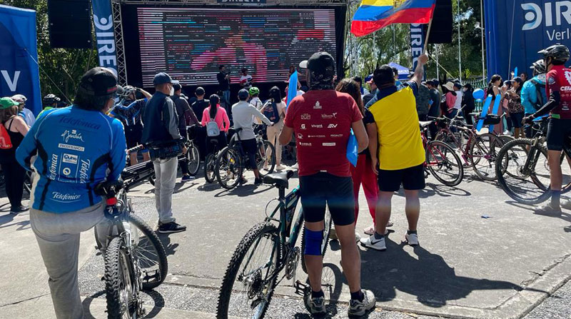 Los seguidores de Richard Carapaz se dieron cita en el parque La Carolina, en Quito, para apoyar a la 'Locomotora' en la final del Giro de Italia. Foto: Darla Arévalo/ EL COMERCIO
