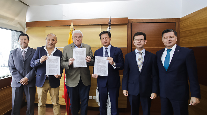 Ministerio de Transporte firma contrato adicional con inversión de USD 42,09 millones para mejoras en red vial de Santa Elena. Foto: Cortesía