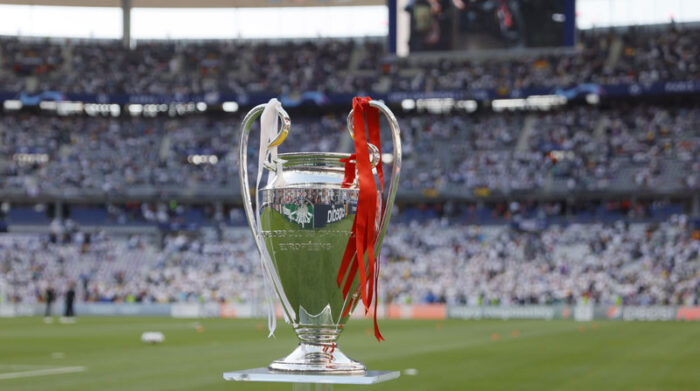 El trofeo de la Champions League que disputan Real Madrid y Liverpool el 28 de mayo del 2022. Foto: EFE
