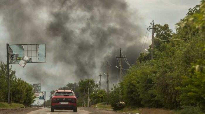 Imagen en la que se aprecia la humareda de un edificio incendiado por el impacto de un misil ruso cerca del frente de batalla de Járkov. Foto: EFE/Esteban Biba