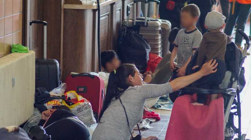 Medio millar de refugiados romaníes de Ucrania esperan en la Estación Central de trenes de Praga los trámites de visado, en una situación precaria donde faltan alimentos y bienes de higiene básicos. Foto: EFE/Gustavo Mong