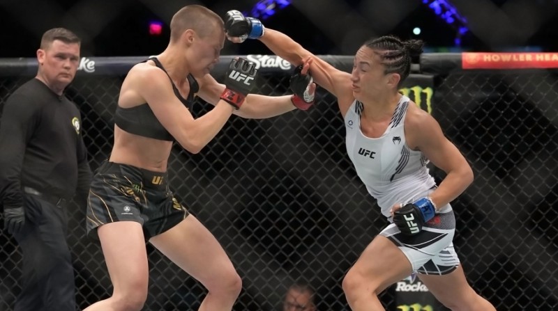 Carla Esparza (derecha) lanza un golpe de puño a Rose Namajunas, en la pelea por el título mundial, el fin de semana en la localidad de Phoenix. Foto: UFC Instagram Carla Esparza
