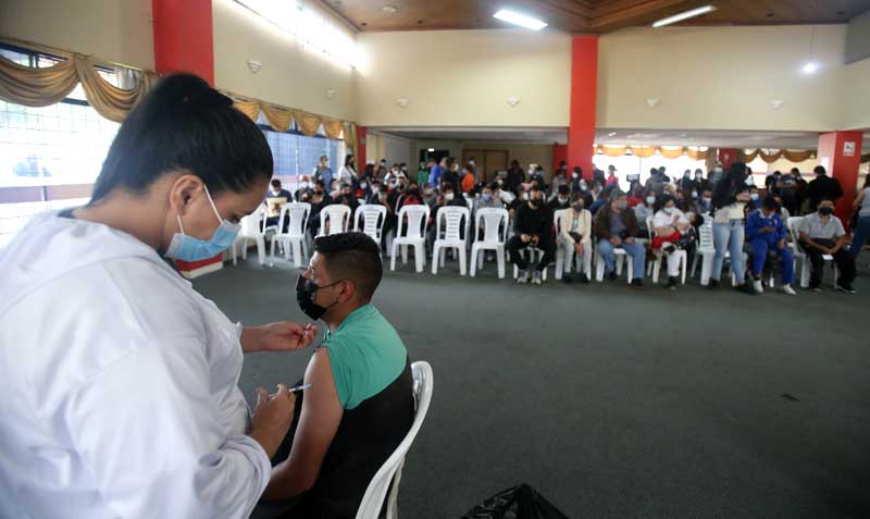 Más de 800 personas acudieron el fin de semana del 14 de mayo al Centro Deportivo Metropolitano, en Quito, para recibir la vacuna contra el covid-19. Foto: Julio Estrella / EL COMERCIO