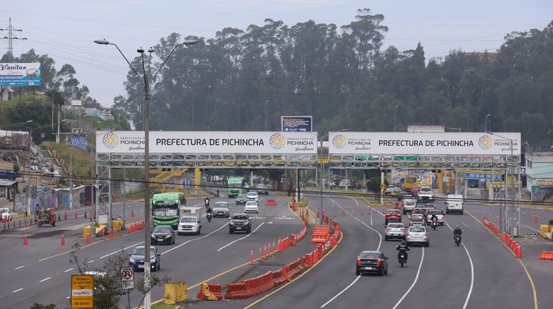 En redes sociales, conductores y propietarios de autos narran los problemas con el tag de la autopista Rumiñahui. Foto: Julio Estrella/ EL COMERCIO
