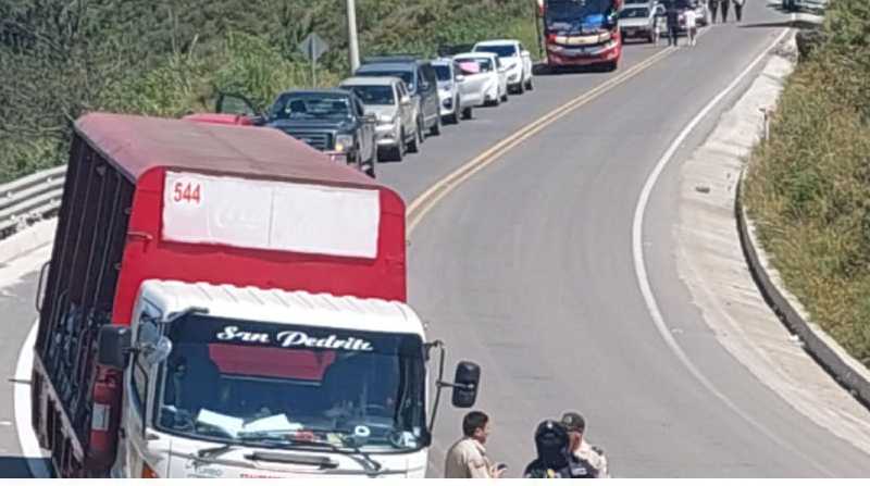 Fila de vehículos por derrumbe en la vía Riobamba - Cuenca. Foto: Cortesía MTOP