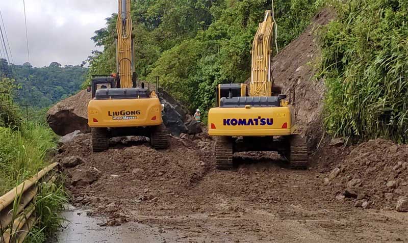 La maquinaria de la Prefectura y del Municipio de Santo Domingo retiran las rocas y escombros en la vía, bloqueada en el km 85, sector de Tinalandia. Foto: Prefectura de Santo Domingo de los Tsáchilas