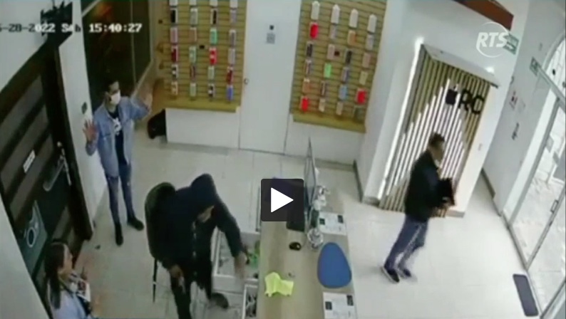 En un video quedó grabado el momento en el que varios asaltantes ingresan a un local para robar. Foto: Captura de pantalla
