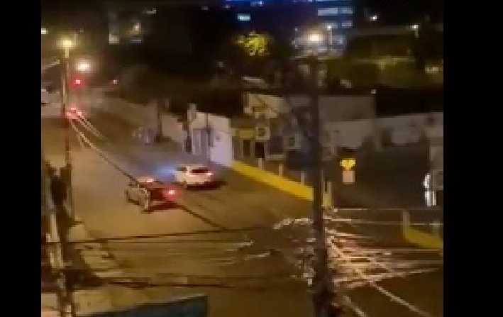 Un video captó a los tres vehículos que se llevan un cajero automático en Quito. Foto: Captura de pantalla