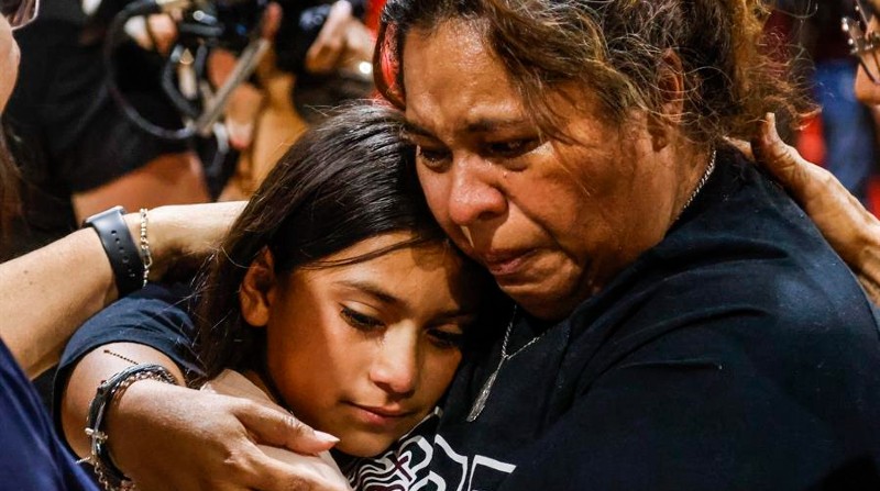Una mujer llora mientras abraza a una niña durante una vigilia en honor de las víctimas en el Uvadle County Fairplex de Uvadle, Texas (EE.UU.), este 25 de mayo de 2022. Foto: EFE