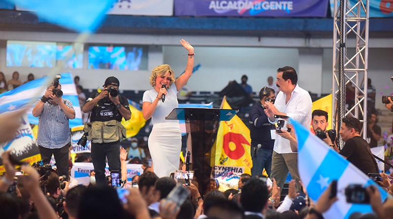 Viteri subió a la tarima del evento junto al exalcalde de Guayaquil, Jaime Nebot. Foto: Enrique Pesantes / EL COMERCIO