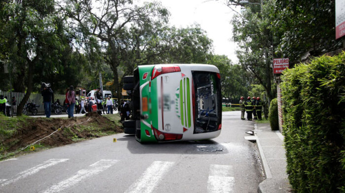 El bus quedó atravesado sobre la vía, luego del siniestro vial. Foto: Carlos Noriega/ EL COMERCIO