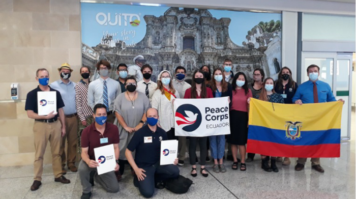 Los voluntarios del Cuerpo de Paz en el Aeropuerto Internacional Mariscal Sucre en Quito. Foto: Cortesía