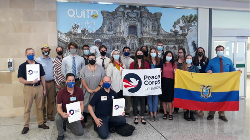 Los voluntarios del Cuerpo de Paz en el Aeropuerto Internacional Mariscal Sucre en Quito. Foto: Cortesía